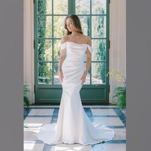 Anne Barge Naomi Gown - Brand New Sample Gown - US 6 / Label 10 - No Alterations